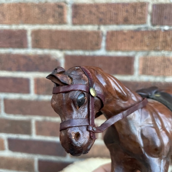 Vintage 8” Leather Wrapped Kneeling Horse Figurine, With Reins & Saddle - Picture 15 of 16